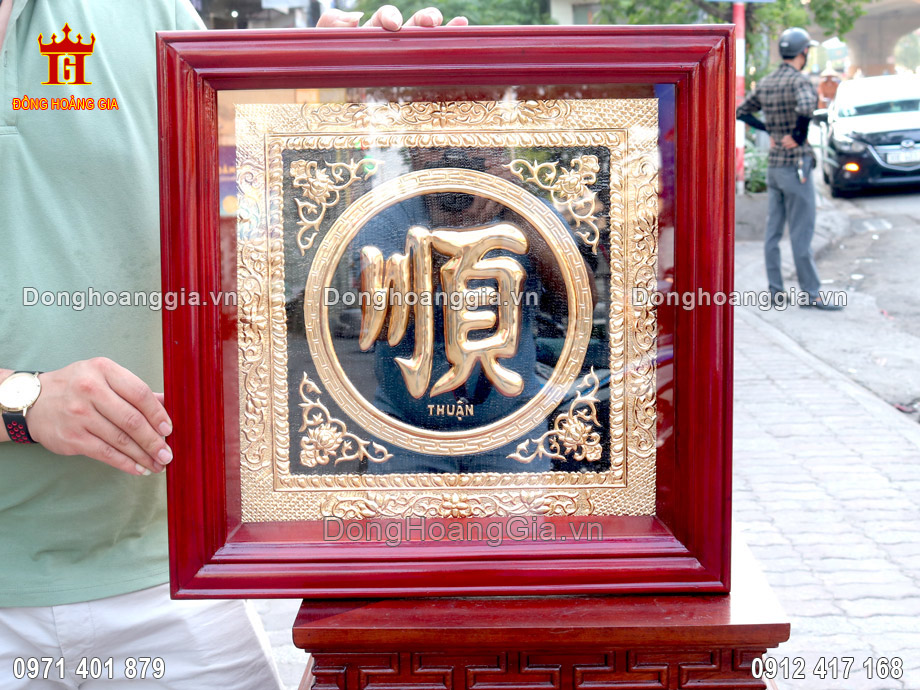 Tranh chữ Thuận được khách hàng yêu thích treo tại phòng khách, phòng thờ cúng sang trọng